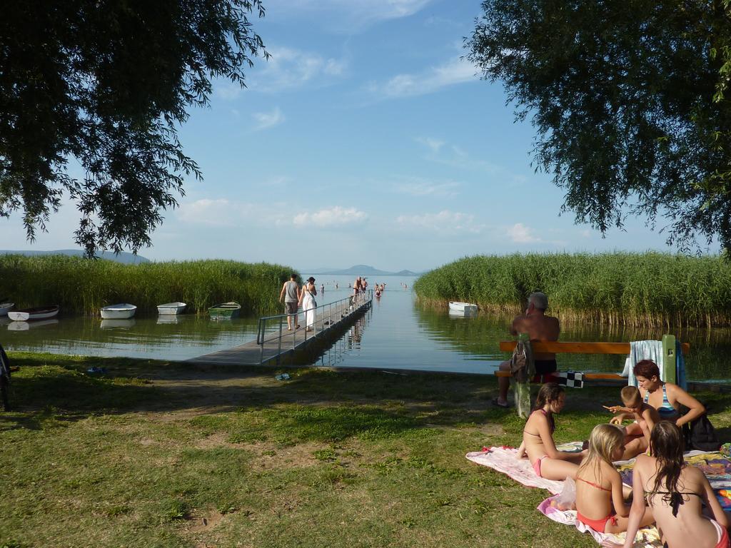 Zsanett Hotel Balatonkeresztúr Esterno foto